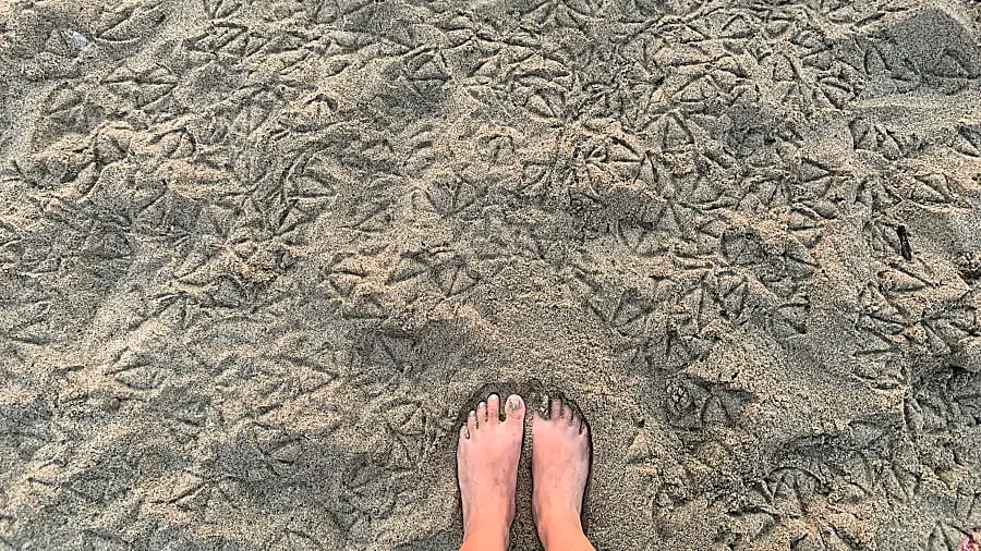 Nackte Füße auf dem Sand 